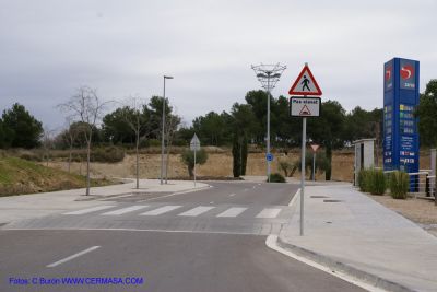 Este paso elevado pertenece a una travesÃ­a peatonal en un polÃ­gono industrial de la zona. Como se puede ver, el tratamiento es similar al de la carretera c246a, pero la seÃ±alizaciÃ³n es urbana, mientras que la otra es de carretera nacional. Se puede comprobar en la forma y color de fondo de las seÃ±ales, que son diferentes.
