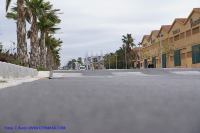 Como se puede ver, esta fotografÃ­a ha sido tomada situando la cÃ¡mara en el asfalto de la carretera, prÃ³xima al paso elevado, en la que se muestra la altura de la elevaciÃ³n que es aproximadamente de 18 cm.
