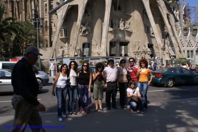 Gloria y el grupo a los pies de la Sagrada FamÃ­lia.
