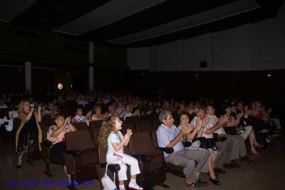 En la actuaciÃ³n de Gloria, el pÃºblico asistente rompe en aplausos.
